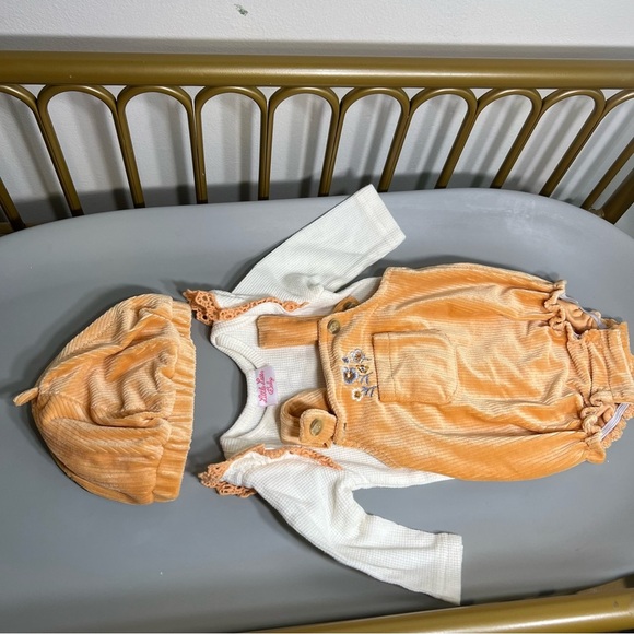 Orange and Cream Babygirl velour Outfit w/ Hat ruffle & lace detail. No flaws - Picture 3 of 11